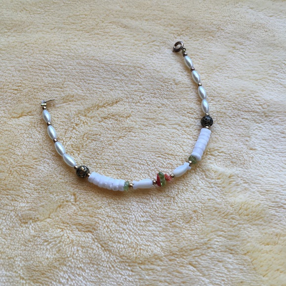 Bracelet with shell and peridot chips - Picture 3 of 4